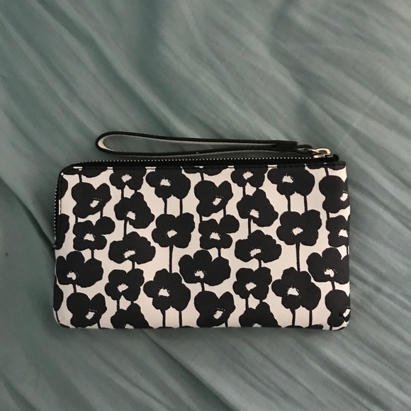 GUESS black and white flower print wristlet - Picture 4 of 4